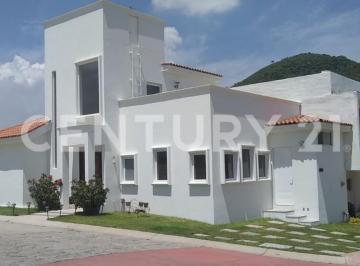 Casa · 140m² · 2 Recámaras · 2 Estacionamientos · Casa en Venta en Senderos de Monte Verde.