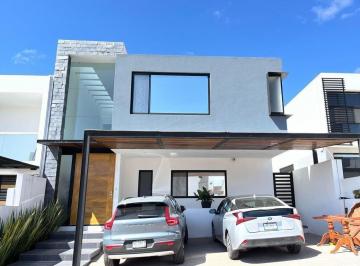 Casa · 250m² · 4 Recámaras · 2 Estacionamientos · Lomas de Juriquilla Casa en Venta