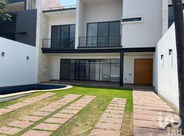 Casa · 343m² · 3 Recámaras · 2 Estacionamientos · Casa en Venta en Zona Dorada de Cuernavaca, Morelos