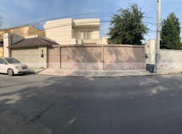 Casa · 1800m² · 4 Recámaras · 6 Estacionamientos · Casa en Venta en Jerónimo Siller