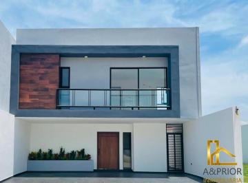 Casa · 210m² · 2 Estacionamientos · Casa - Lomas de Barrillas