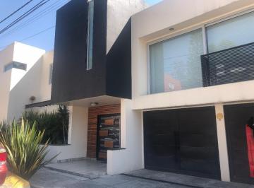 Casa · 601m² · 5 Recámaras · 2 Estacionamientos · Venta Casa Club de Golf Hacienda