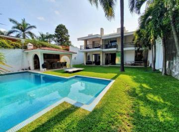 Casa de 4 habitaciones, Cuernavaca · Imponente Casa en Privada con Vigilancia 24 Hrs