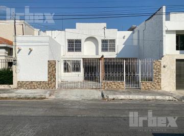 Casa · 4 Recámaras · 1 Estacionamiento · Se Vende Hermosa Casa en Bosques de Campeche a 1 Cuadra del Malecon de La Ciudad