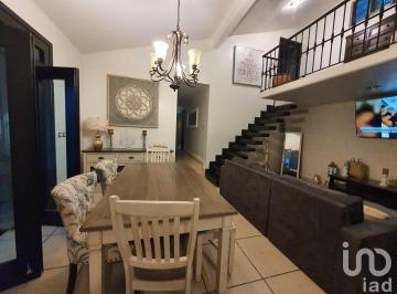 Casa · 300m² · 5 Recámaras · 2 Estacionamientos · Venta de Casa en Fraccionamiento Martinica, en Banderilla, Veracruz.