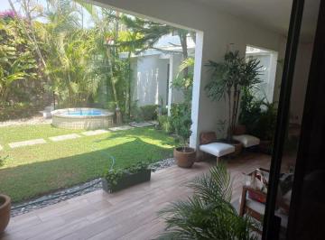 Casa · 302m² · 5 Recámaras · 2 Estacionamientos · Casa en Fraccionamiento en Junto Al Río Temixco - Maz - 1629 - Fr