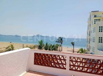 Edificio · 440m² · 2 Recámaras · 3 Estacionamientos · Edificio con 3 Departamentos en Venta Frente Al Mar a 50 m de La Playa