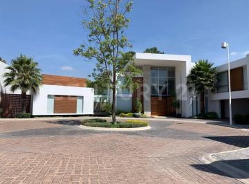 Casa · 842m² · 4 Recámaras · 6 Estacionamientos · Venta de Residencia Fracc. La Arbolada en Morillotla