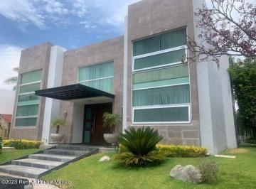 Casa de 5 habitaciones, Querétaro · Venta, Villas del Mesón. Casa con Cuarto de Servicio, Alberca Propia