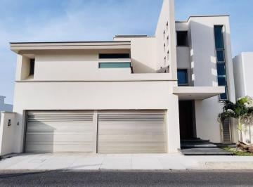 Casa · 540m² · 3 Recámaras · 3 Estacionamientos · Venta de Casa Semi - Nueva en Playas del Conchal
