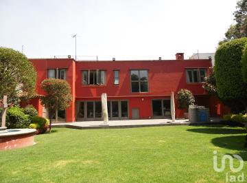 Casa · 460m² · 3 Recámaras · 6 Estacionamientos · Casa en Venta en Barrio Santa Catarina, Coyoacán, con 884 m² de Terreno y Gran Jardín
