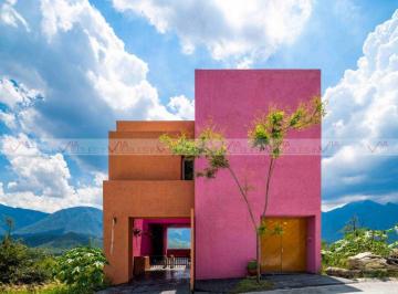 Casa · 580m² · 6 Recámaras · 2 Estacionamientos · Casa en Venta en Santiago