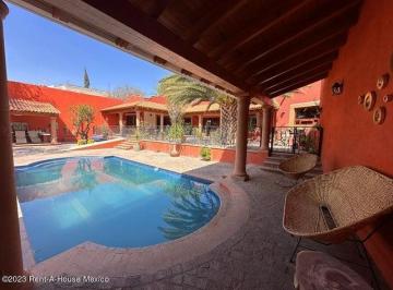 Casa de 4 habitaciones, Tequisquiapan · Rivera de Los Sabinos. Venta - Casa con Cuarto de Servicio, Alberca, 4 Recámaras