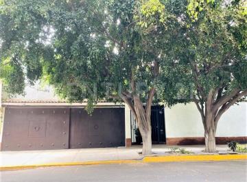 Casa · 568m² · 4 Recámaras · 6 Estacionamientos · Casa en Venta en del Carmen, Coyoacán.