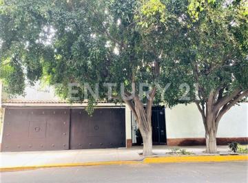 Casa · 568m² · 4 Recámaras · 6 Estacionamientos · Casa en Venta en del Carmen, Coyoacán.