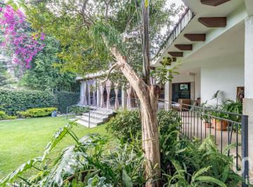 Casa · 730m² · 4 Recámaras · 6 Estacionamientos · Casa de un Nivel en Venta en Cuernavaca