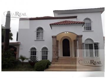 Casa · 900m² · 3 Recámaras · 4 Estacionamientos · Casa en Venta en Arcadas