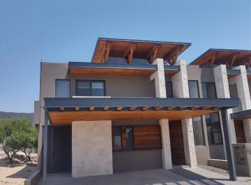 Casa en condominio · 280m² · 3 Recámaras · 3 Estacionamientos · Residencia en Venta en Altozano, Queretaro