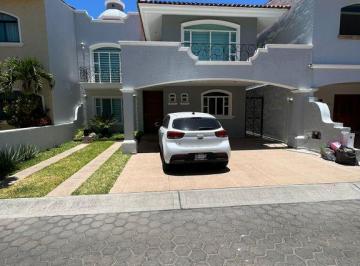 Casa en condominio · 324m² · 3 Recámaras · 3 Estacionamientos · Casa en Venta, Residencial Virreyes, Zapopan.