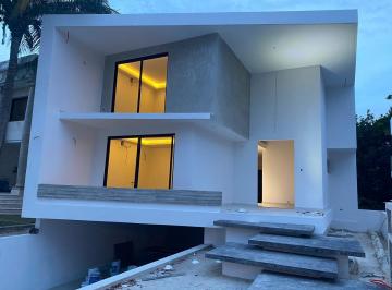 Casa · 668m² · 4 Recámaras · 2 Estacionamientos · Casa en Fraccionamiento Playacar Fase II