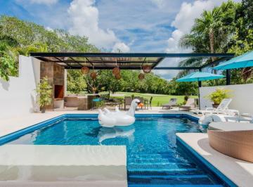 Villa · 600m² · 5 Recámaras · 4 Estacionamientos · Villa en Puerto Aventuras