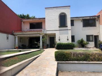 Casa · 350m² · 4 Recámaras · 3 Estacionamientos · Muy Buena Ubicación
