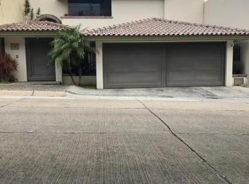 Casa · 4 Recámaras · 3 Estacionamientos · Jardines del Campestre Casa en Venta Sobre Blvd