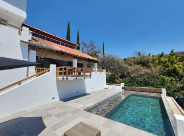 Casa de 5 habitaciones, Ixtapan de la Sal · Villa Dolcezza con Alberca con Rebosadero, Amplio Jardín y Terraza Amueblada con Vista Panorámica.