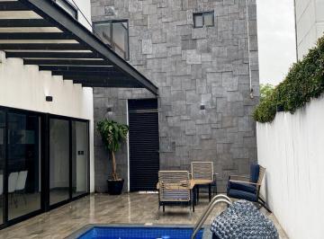 Casa · 316m² · 4 Recámaras · 2 Estacionamientos · Moderna Casa con Alberca y Recamara en Planta Baja en Venta en Zona Country Acabados de Lujo