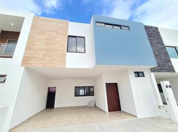 Casa · 160m² · 4 Recámaras · 2 Estacionamientos · Casa en Venta con Recamara en Planta Baja en Zona Country Privad con Alberca y Seguridad