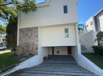 Casa de 5 habitaciones, Zapopan · Casa en Renta en Valle Real