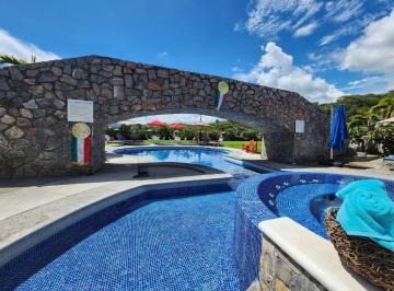 Casa de 7 habitaciones, Ixtapan de la Sal · Quinta Las Princesas Propiedad de Tres Niveles, con Amplio Jardín, Alberca y Jacuzzi Climatizado.