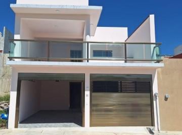Casa de 3 habitaciones, Xalapa · Amplia en Fraccionamiento Garage 2 Autos, Cisterna