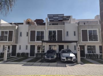 FACHADA CON PERGOLAS · Casa Seminueva en Venta Castello Residencial con Alberca 129 m²