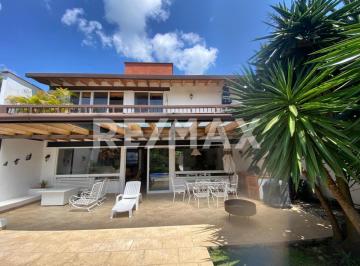 Casa · 250m² · 3 Recámaras · 4 Estacionamientos · Casa en Renta - (4)