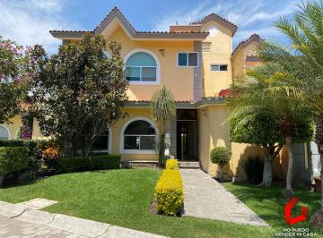 Casa · 330m² · 4 Recámaras · 2 Estacionamientos · Hermosa Casa en Venta en Club Residencial Paraíso, Jiutepec Morelos