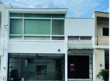Casa · 350m² · 4 Recámaras · 2 Estacionamientos · Casa en Venta en Monterrey