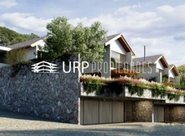 Casa en condominio · 540m² · 4 Recámaras · 4 Estacionamientos · Increíble Desarrollo de 3 Casas en Preventa en El Centro de
