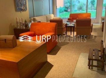 Casa · 440m² · 3 Recámaras · 3 Estacionamientos · Bonita Casa en Venta, Calle Tranquila