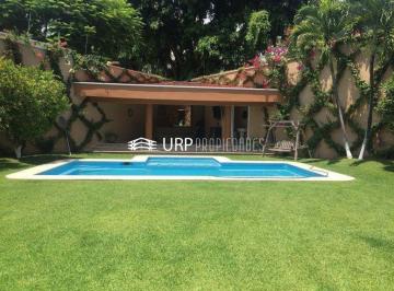 Casa · 800m² · 5 Recámaras · 15 Estacionamientos · Increíble Casa en Colonia Exclusiva de Cuernavaca
