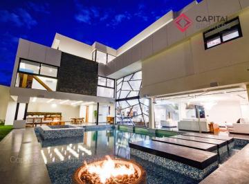 Casa · 1200m² · 5 Recámaras · 10 Estacionamientos · Casa de Lujo en Venta en Zapopan Condominio Ayamonte