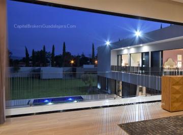 Casa · 1950m² · 4 Recámaras · 8 Estacionamientos · Casa de Lujo con Alberca y Mucho Jardín Cerca Bugambilias Sur