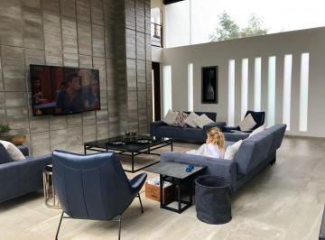 Casa en condominio · 612m² · 4 Recámaras · 4 Estacionamientos · Casa en Venta y Renta en Condominio Avándaro Valle de Bravo