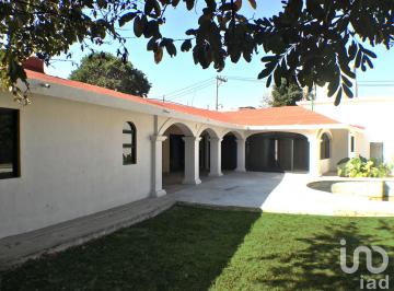 Casa · 390m² · 5 Recámaras · 3 Estacionamientos · Casa en Venta Bungalow, un Nivel, Remodelada. Lomas de Cuernavaca