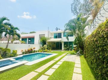 Casa de 2 habitaciones, Cuernavaca · Moderna Casa Dentro de Fraccionamiento con Alberca y Jardín