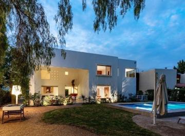 Casa · 495m² · 3 Recámaras · 6 Estacionamientos · Invierte en Calidad de Vida, Residencia con Alberca - Balvanera