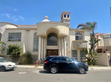 Casa de 4 habitaciones, Ensenada · Residencia en Venta en Loma Dorada, Ensenada - Amplio Patio y Seguridad 24/7