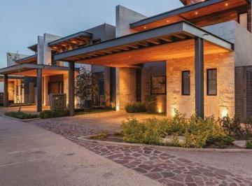 Casa · 270m² · 3 Recámaras · 3 Estacionamientos · Altozano Casa en Venta