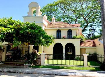 Casa · 410m² · 3 Recámaras · 2 Estacionamientos · Casa en Venta Residencial Club Campestre
