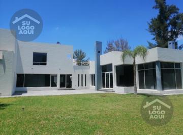 Casa · 450m² · 3 Recámaras · 8 Estacionamientos · Casa en Venta en Privada Calicantos